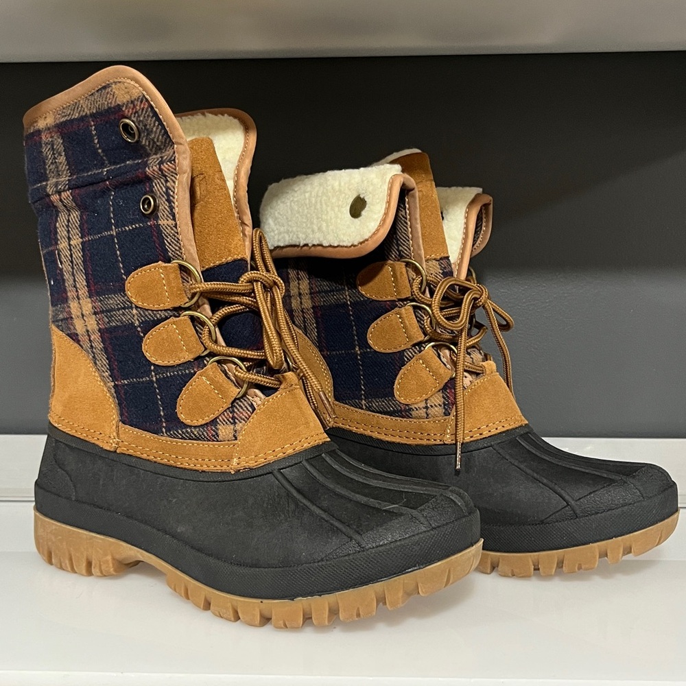 STQ Womens Winter Duck Boots Waterproof Cold
Weather Snow Boots Size 8 Navy/Tan